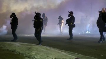 الولايات المتحدة على صفيح ساخن مظاهرات واسعة ضد هيئة الهجرة والجمارك تشعل الشارع الأمريكي الولايات المتحدة على صفيح ساخن مظاهرات واسعة ضد هيئة الهجرة والجمارك تشعل الشارع الأمريكي