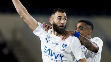 بنزيما يكتب التاريخ في أول ظهور له مع الهلال.. هاتريك النجم الفرنسي يعادل إنجاز مالكوم التاريخي