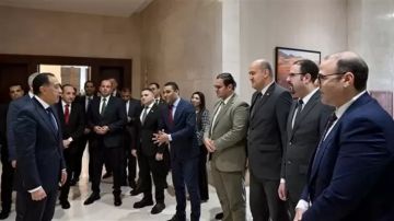 رئيس الوزراء يمر على الموظفين بجميع قطاعات مجلس الوزراء بعد أداء اليمين