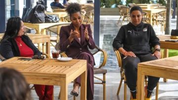 ئيس لجنة تطوير الكرة النسائية بالفيفا تجتمع بالجهاز الفني المصري ولاعبات المنتخب