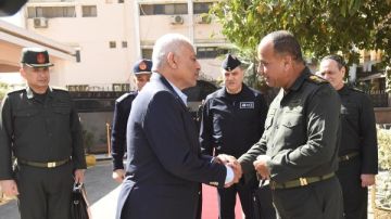 القوات المسلحة تجرى مراسم تسليم وتسلم القيادة بحضور وزير الدفاع والفريق أول عبد المجيد صقر القوات المسلحة تجرى مراسم تسليم وتسلم القيادة بحضور وزير الدفاع والفريق أول عبد المجيد صقر