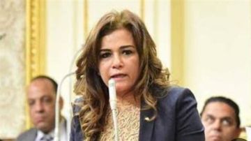 النائبة سحر مصطفى: نتابع تداعيات أزمة تأخر إقلاع الطائرات.. وسلامة المسافرين أولوية