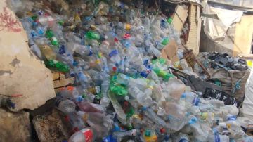 بالتنسيق مع شرطة المرافق.. رئيس حي الزهور يداهم أكبر مخزن لبيع الخردة وفرزة القمامة بسوق ال5000 شاهد بالتنسيق مع شرطة المرافق.. رئيس حي الزهور يداهم أكبر مخزن لبيع الخردة وفرزة القمامة بسوق ال5000 شاهد