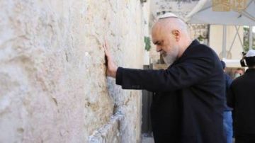 رئيس وزراء ألبانيا ووزير خارجية توجو يقتحمان حائط البراق المحتل