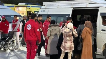 فرق الهلال الأحمر تنتشر على معبر رفح لاستقبال وتوديع الفلسطينيين (صور)