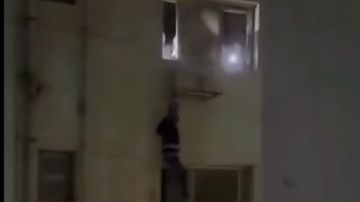 فيديو الحرامي المتسلق قصة لص فضل تسليم نفسه للشرطة بدلا من الوقوع في يد الأهالي.. القصة الكاملة فيديو الحرامي المتسلق قصة لص فضل تسليم نفسه للشرطة بدلا من الوقوع في يد الأهالي.. القصة الكاملة