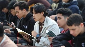 كأنهم يمسكون طوق نجاتهم.. الصائمون في الجامع الأزهر يمسكون كتاب الله ويتلون القرآن صور