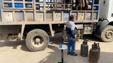 محافظ الدقهلية يستوقف سيارات توزيع البوتاجاز.. فحص ومعايرة عينات عشوائية