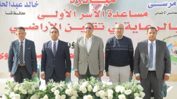 محافظ قنا يسلم عقود تقنين الأراضي لـ100 أسرة