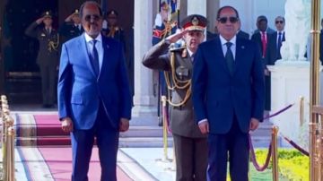 الرئيس السيسي يجدد موقف مصر الثابت الداعم لوحدة الصومال وأمنه وسلامة أراضيه