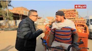 سائق تروسيكل رزقه الله ست بنات ويقابل الليثي صدفة .. ويجبر بخاطره سائق تروسيكل رزقه الله ست بنات ويقابل الليثي صدفة .. ويجبر بخاطره