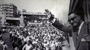 ماذا نقل السادات لناصر من موسكو؟