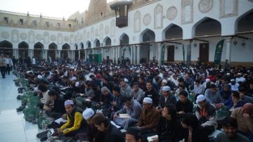 يجتمع عليها طلاب 120 دولة.. رواد الجامع الأزهر يشكرون الإمام الأكبر على مبادرة إفطار صائم يجتمع عليها طلاب 120 دولة.. رواد الجامع الأزهر يشكرون الإمام الأكبر على مبادرة إفطار صائم