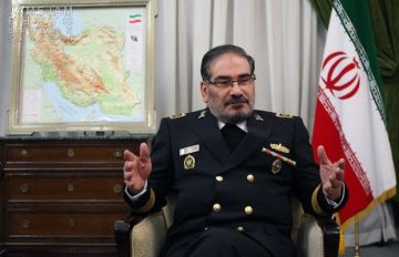 الرئيس الإيراني يعين علي شمخاني أمينا عاما لمجلس الدفاع