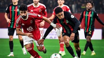 الشوط الأول.. تعادل سلبي يشعل قمة الأهلي والجيش الملكي في ختام دور المجموعات بدوري الأبطال