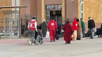 الهلال الأحمر يواصل دعم الفلسطينيين بقافلة زاد العزة 137 واستقبال المرضى والمصابين