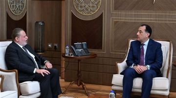 رئيس الوزراء يلتقي محافظ البنك المركزي لبحث عدد من الملفات المهمة رئيس الوزراء يلتقي محافظ البنك المركزي لبحث عدد من الملفات المهمة