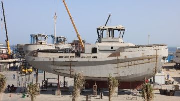 رئيس هيئة قناة السويس يعلن اكتمال أعمال التجارب والتسليم للقاطرتين عزم 3 و عزم 4 