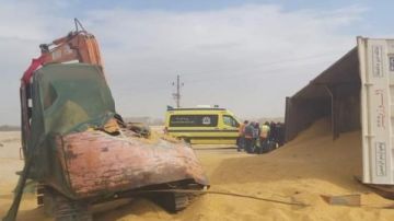 مصرع شخص وإصابة آخر.. لودر يدهس سيارة ملاكي بأكتوبر