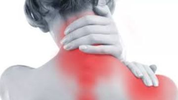 ألم الكتف المفاجئ عند النساء .. متى يكون إشارة قلب؟