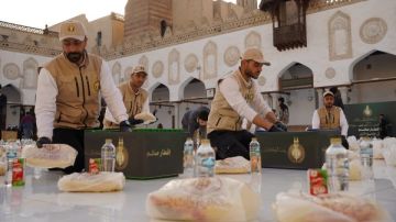 بيت الزكاة والصدقات يوزع 10 آلاف وجبة يوميا على الصائمين في الجامع الأزهر