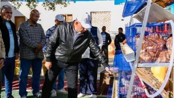 توزيع بطاريات دواجن ومشروعات تربية النعام لدعم الأمن الغذائي بالفرافرة