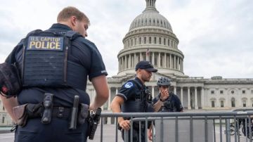 شرطة الكابيتول توقف مشتبها فيه قرب مبنى الكونغرس بحوزته سلاحا ناريا شرطة الكابيتول توقف مشتبها فيه قرب مبنى الكونغرس بحوزته سلاحا ناريا
