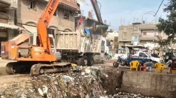 محافظ كفر الشيخ يوجه بتطهير وتكريك ترعة خليج برنبال بمطوبس.. صور