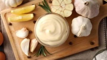 3 حيل سهلة لتقشير الثوم بأقل مجهود .. على طريقة الشيفات المحترفين 3 حيل سهلة لتقشير الثوم بأقل مجهود .. على طريقة الشيفات المحترفين