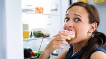 5 علامات تكشف الإفراط في تناول الطعام.. وأفضل الطرق للتحكم في شهيتك 5 علامات تكشف الإفراط في تناول الطعام.. وأفضل الطرق للتحكم في شهيتك