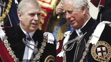 أندرو يركع أمام امرأة.. ملفات إبستين الجديدة تشعل نار فضيحة شقيق الملك صور