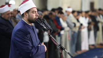 أول ليالي المغفرة.. ٱلاف المصلين بالجامع الأزهر يناجون الله طمعا في رضوانه