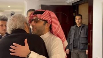 قبل رأسه.. تركي آل الشيخ يزور فاروق حسني داخل منزله