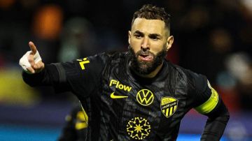 متى يظهر بقميص الزعيم.. ولماذا راهن الهلال على بنزيما في توقيت حاسم؟