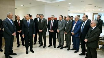 مدبولي يمر على الموظفين بجميع قطاعات مجلس الوزراء ويقدم الشكر على جهودهم المبذولة