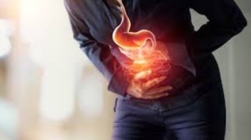 نار أسفل الصدر.. متى تصبح الحموضة إنذارا مبكرا لمرض خطير؟