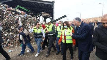 وزيرة البيئة ومحافظ الدقهلية يتفقدان مصنع معالجة وتدوير المخلفات بسندوب وزيرة البيئة ومحافظ الدقهلية يتفقدان مصنع معالجة وتدوير المخلفات بسندوب