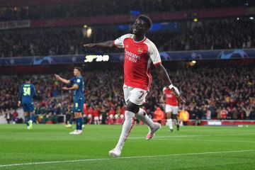 بوكايو ساكا خارج مباراة أرسنال ضد تشيلسي الليلة بسبب الإصابة