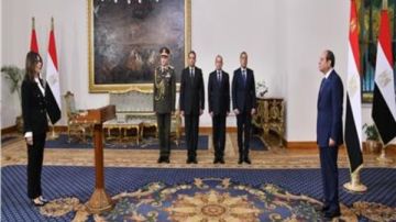 شعور كبير بالفخر.. السفير حسام زكي مهنئا وزيرة الثقافة بالمنصب الجديد