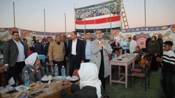 موجز أخبار الوادي الجديد.. المحافظ تشارك أهالي قرى الشركة بالخارجة الإفطار وتعقد لقاء جماهيريا