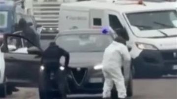 إطلاق نار وعبوات ناسفة.. مسلحون يهاجمون شاحنة أموال على الطريق السريع في إيطاليا إطلاق نار وعبوات ناسفة.. مسلحون يهاجمون شاحنة أموال على الطريق السريع في إيطاليا