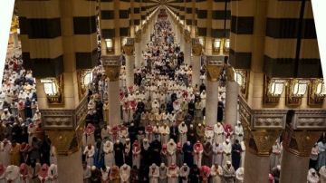 بث مباشر.. شعائر صلاتي العشاء والتراويح من الحرمين الشريفين