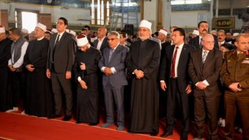 محافظ الدقهلية ووزير الأوقاف ومفتي الجمهورية يؤدون صلاة الجمعة بمسجد النصر