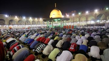 مصر.. بيان عاجل بعد حظر الشعائر الرمضانية 