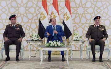 السيسي يبحث مع قادة القوات المسلحة تطورات القضايا الإقليمية والدولية