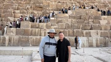 خلال زيارته لمصر.. الفنان العالمي براين آدمز وأسرته يتجولون في أهرامات الجيزة (صور)