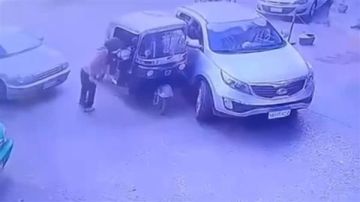 ذعر بين المارة تفاصيل تعدي سيدة على سائق توك توك في شبين الكوم.. وشاهد يكشف: خلافات زوجية