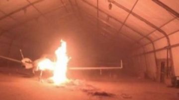 عناصر داعش تقتحم مطار نيامي في النيجر وتحرق الطائرات.. فيديو عناصر داعش تقتحم مطار نيامي في النيجر وتحرق الطائرات.. فيديو