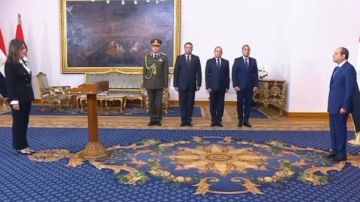 السفير حسام زكي يعلق بعد تولي شقيقته وزارة الثقافة: شعور كبير بالفخر السفير حسام زكي يعلق بعد تولي شقيقته وزارة الثقافة: شعور كبير بالفخر