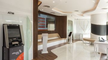 بالكلمة والصورة.. تجربة حية داخل أول فرع بنك تلتقي به الصيرفة الإسلامية بالتكنولوجيا